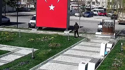 KIRKLARELİ TÖREN ALANINDAN GÜPEGÜNDÜZ SÜSLEMELERİ ÇALDI