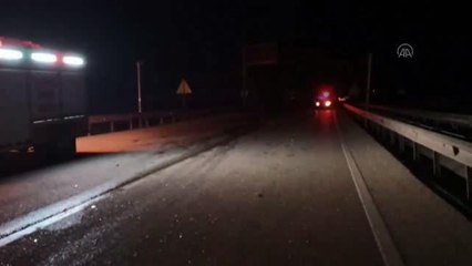 AFYONKARAHİSAR - Otomobil ile kamyon çarpıştı: 1 ölü, 2 yaralı