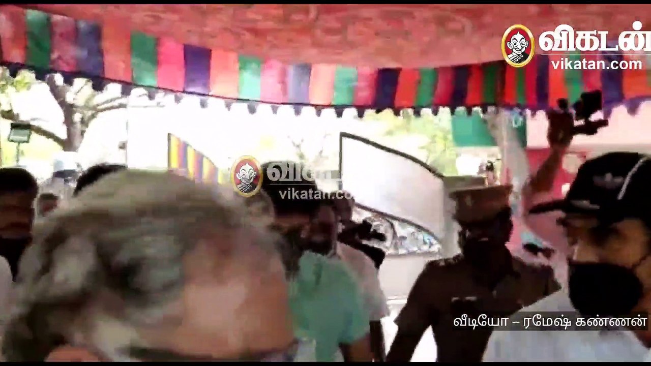 சைக்களில் வந்து வாக்களித்தார் நடிகர் விஜய்! | Vijay Cast his vote