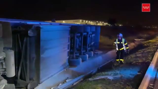 Un camión cargado con 30 toneladas de comida vuelca en la carretera en Getafe (Madrid)