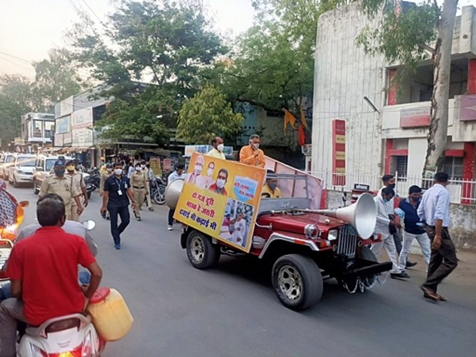 लोगो को मास्क पहनने की समझाइश देने निकले स्कूल...