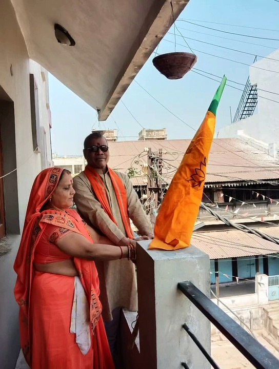 भाजपा के स्थापना दिवस पर घरों पर लगाया पार्टी का झंडा
