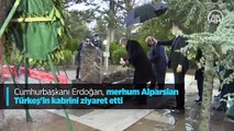 Cumhurbaşkanı Erdoğan, merhum Alparslan Türkeş'in kabrini ziyaret etti