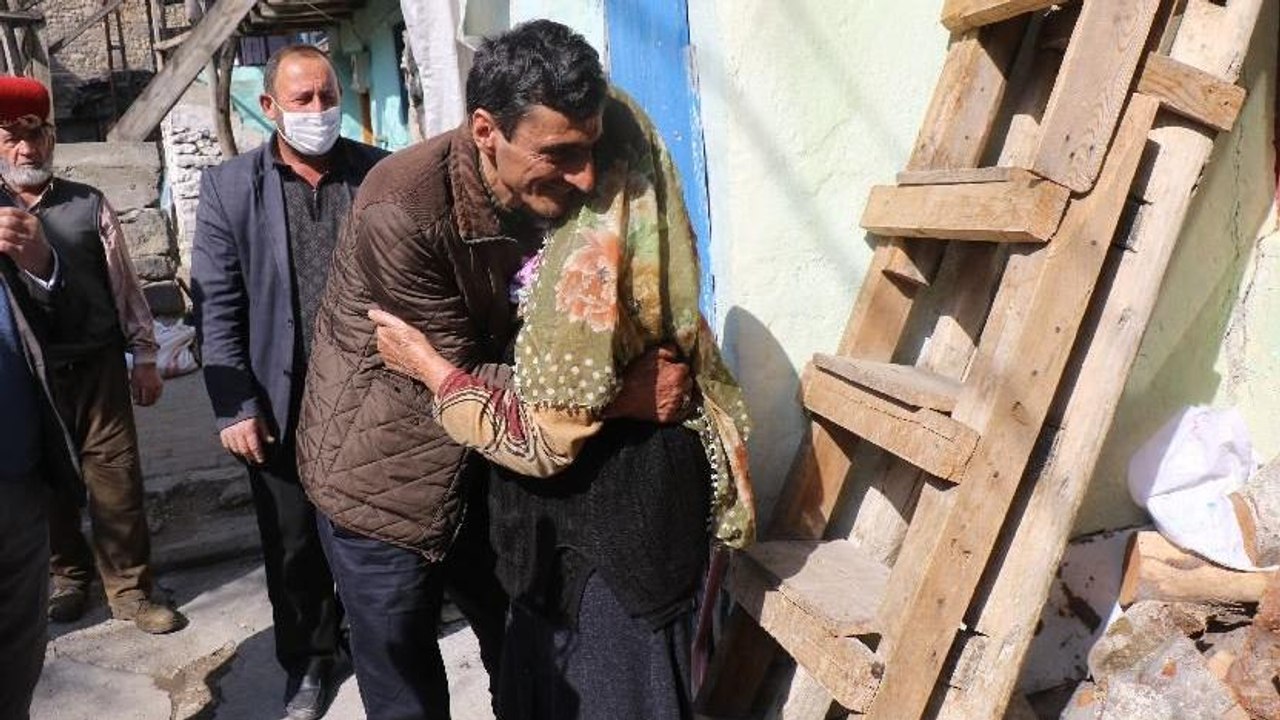 Öldü sandığı oğluna 15 yıl sonra kavuştu