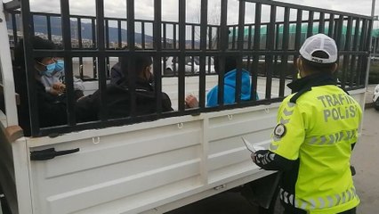 Kaçak göçmenler sokağa çıkma yasağında kamyonetle düğüne giderken yakalandı