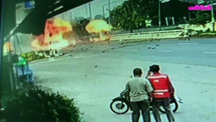 กระบะขนสารเคมีชนคอสะพาน บึ้มสนั่น!คนขับวัย19ดับ | Dailynews