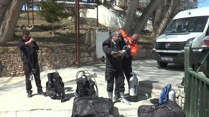 AFAD'ın balık adamları AA'nın kuruluş yıl dönümünü doğal akvaryumda kutladı