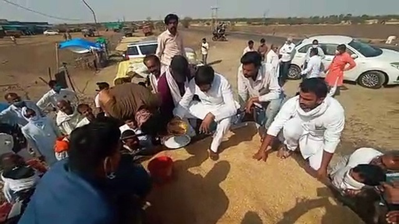 कालापीपल विधायक ने ट्राली पर बैठ छाने गेहूं