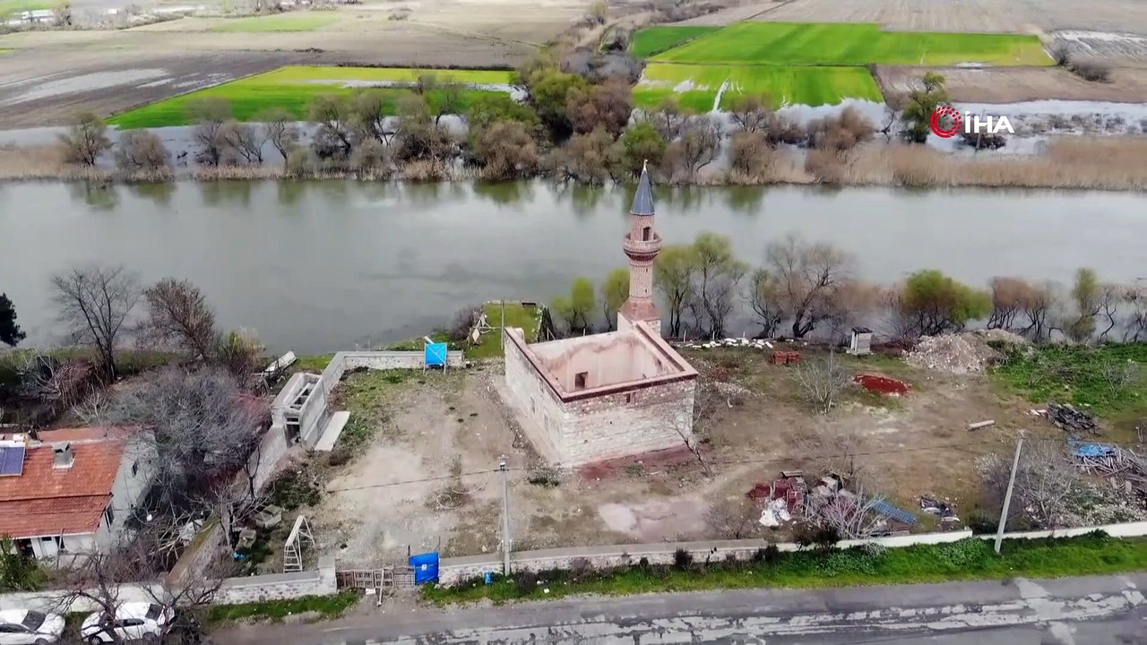 613 yıllık caminin minaresi böyle yıkıldı...Yeni caminin duvarı var çatısı yok