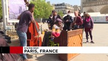 شاهد: عروض الشارع تساعد شوارع باريس على`` 