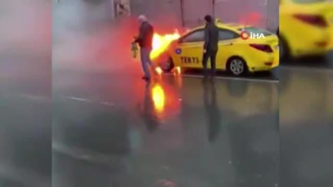 Sultangazi'de seyir halindeki ticari taksi alev alev yandı