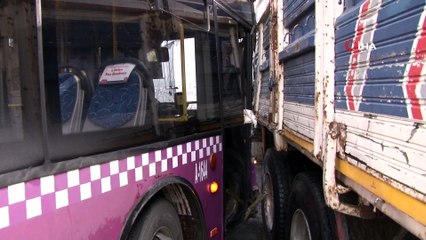 Küçükçekmece’de otobüs ile kamyon birbirine girdi