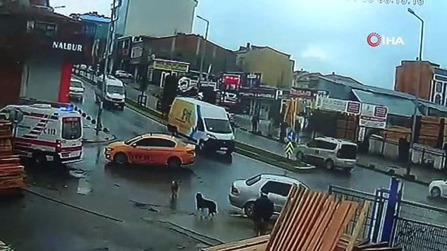 Bursa'da 18 ay önce restorasyonuna başlanan 613 yıllık caminin bir ân evvel ibadete açılması isteniyor. Restorasyon çalışmaları 613 yıllık caminin minaresinin restorasyon çalışmaları esnasında yıkılma anı da saniye saniye kameraya yansıdı.