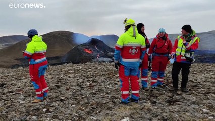 بركان آيسلاندا يواصل قذف الحمم مع اتساع رقعة ثورانه