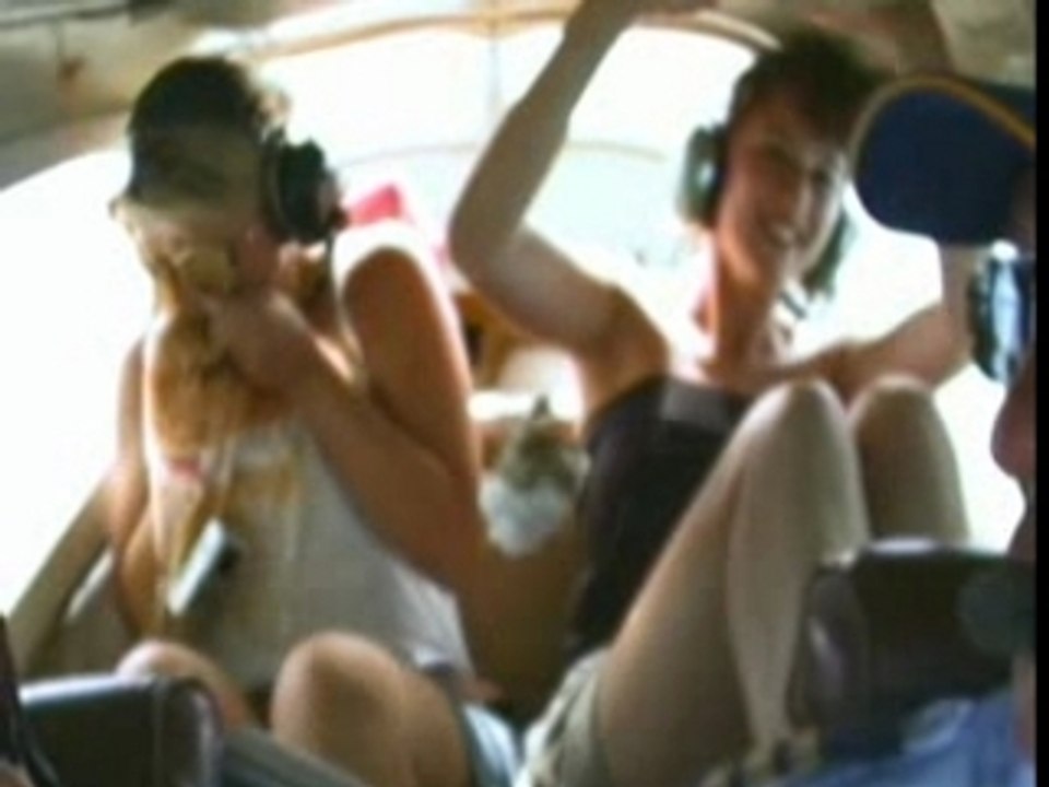 Filles dans un avion