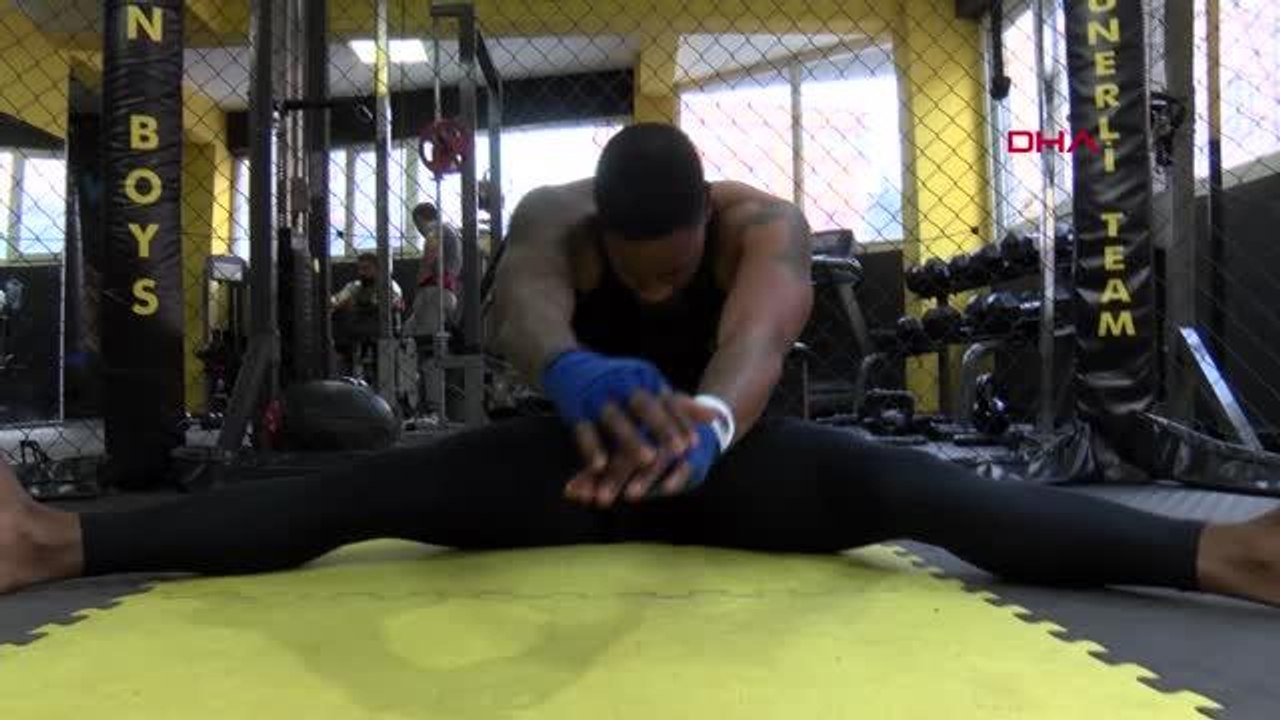 İZMİR ABD'Lİ SUBAY TÜRK ANTRENÖRDEN KİCK BOKS ÖĞRENİYOR