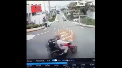 Ce motard ne passera pas le portail...