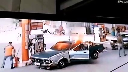 Скачать видео: Sa voiture toute pourrie prend feu à la station service