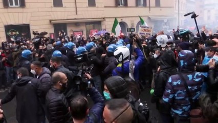 Restaurant owners scuffle with police in Rome lockdown protest