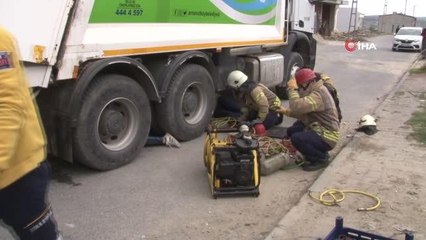 Çöp kamyonunun altında kalan genç tüm çabalara rağmen hayatını kaybetti