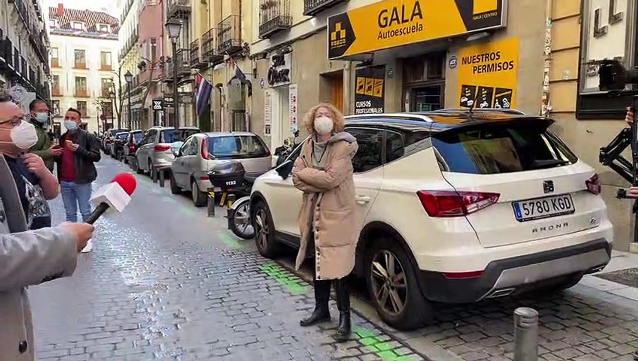 Encontronazo entre vecinos de Chueca a favor y en contra de Ayuso