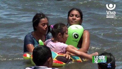 Familias se refrescan del intenso calor en la Laguna de Xiloá