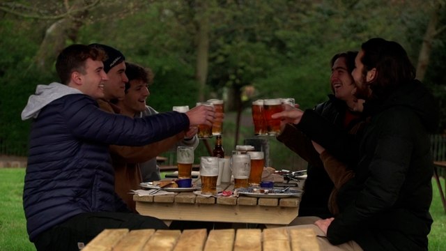 Bières en terrasse et magasins ouverts : les Anglais retrouvent un peu de liberté