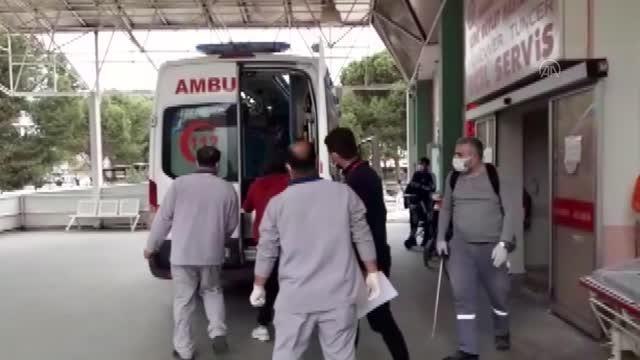 Ambulanstan indirdiği yaralının babası olduğunu gören hastane çalışanı gözyaşı döktü