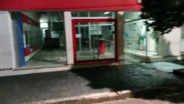 Ladrões fortemente armados roubam bancos em Cambará; vídeo