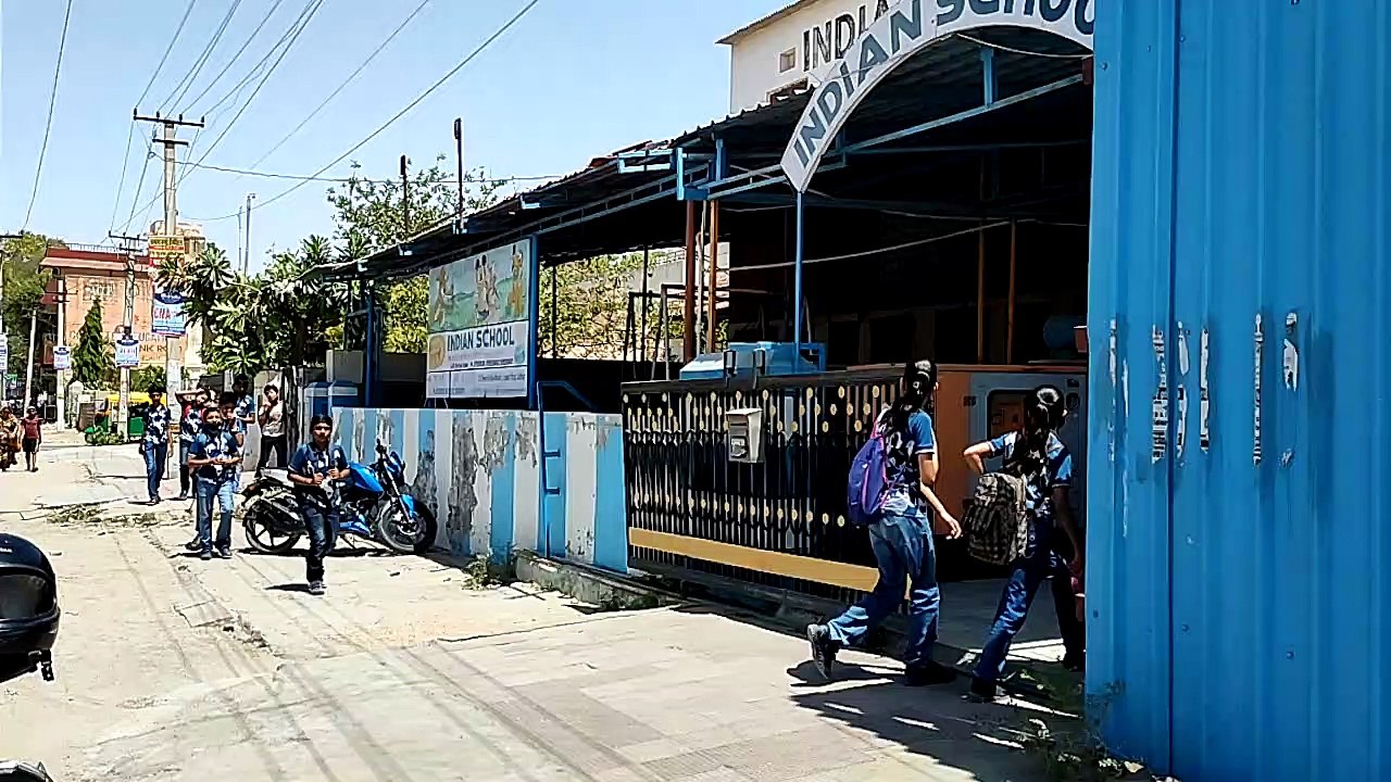 सरकारी आदेशों की उड़ रही धज्जियां, खुले मिले स्कूल