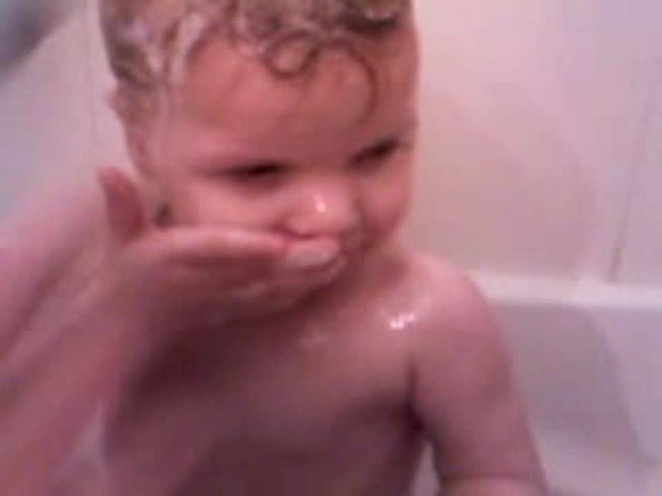 Camille_prend_le_bain_et_rigole_et_tete_arrosee