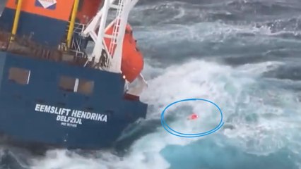 L'équipage d'un cargo hors de contrôle sauvé en pleine tempête
