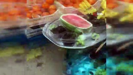 Kültür merkezinin çatısı pazar yerinin üzerine uçtu: 2 yaralı