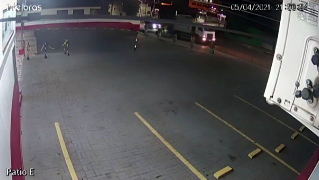 Vídeo mostra atropelamento que deixou coletor de recicláveis ferido