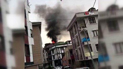 Binanın çatısında yangın çıktı