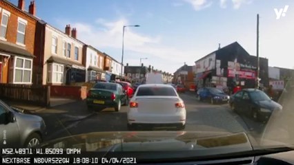 Shocking footage shows cyclist carry out broad daylight knife attack before riding away