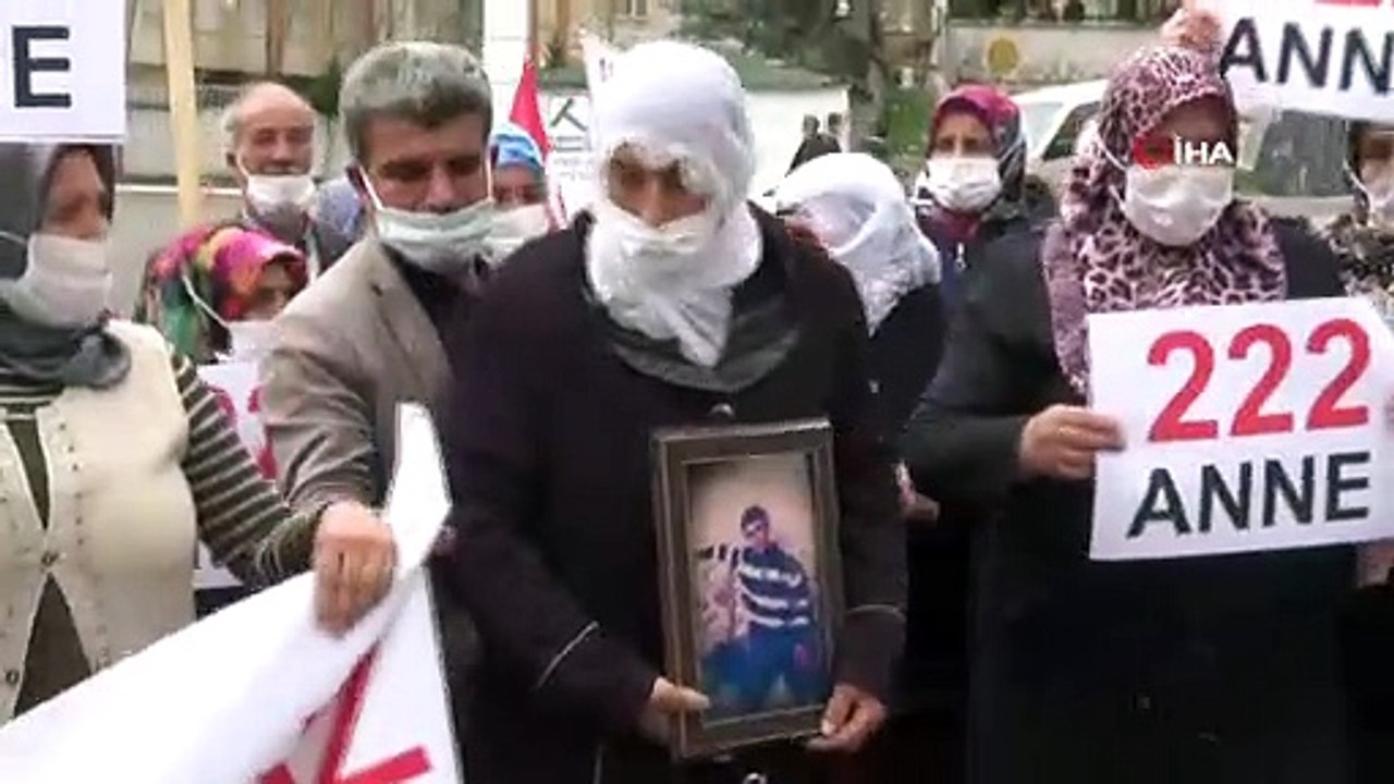 Evladını terörün elinden kurtarmak isteyen bir aile daha HDP önündeki nöbete katıldı
