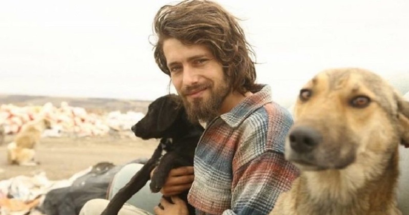 Ce mannequin turc a abandonné ses études et sa carrière pour construire un refuge et sauver des animaux errants