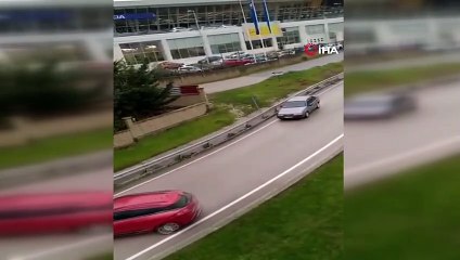 Yağ dökülen yolda otomobiller birbirine böyle girdi