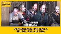 Cinc activistes pro-Hasél s'encadenen i pinten la seu del PSC a Lleida