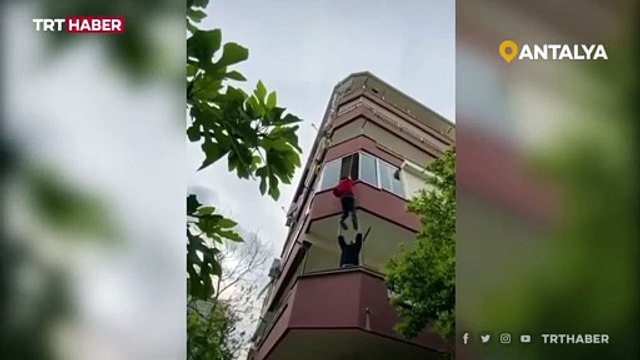 Anahtarı unutulan daireye halatla tırmandı