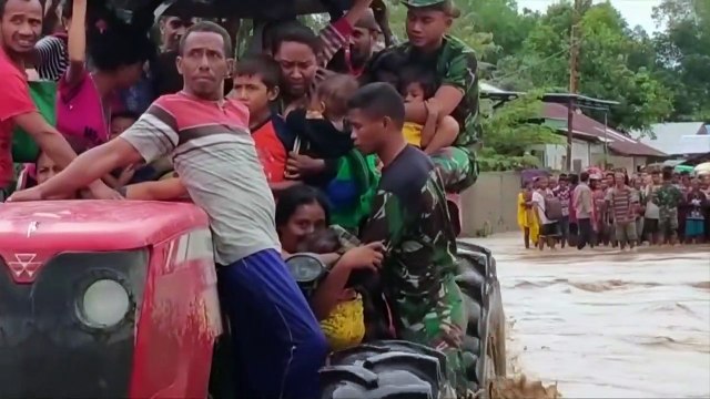 Десятки посёлков погребены под оползнем