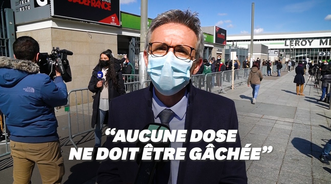Aux côtés des premiers vaccinés du Stade de France, transformé en vaccinodrome