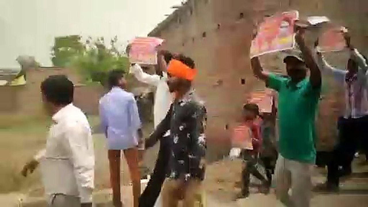 पूर्व प्रधान ने उड़ाई कोविड-19 गाइडलाइन की धज्जियां,भीड़ के साथ निकाली रैली