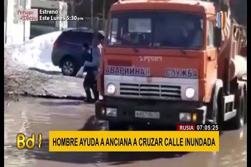 Rusia: conductor se detiene para ayudar a anciana a cruzar calle inundada