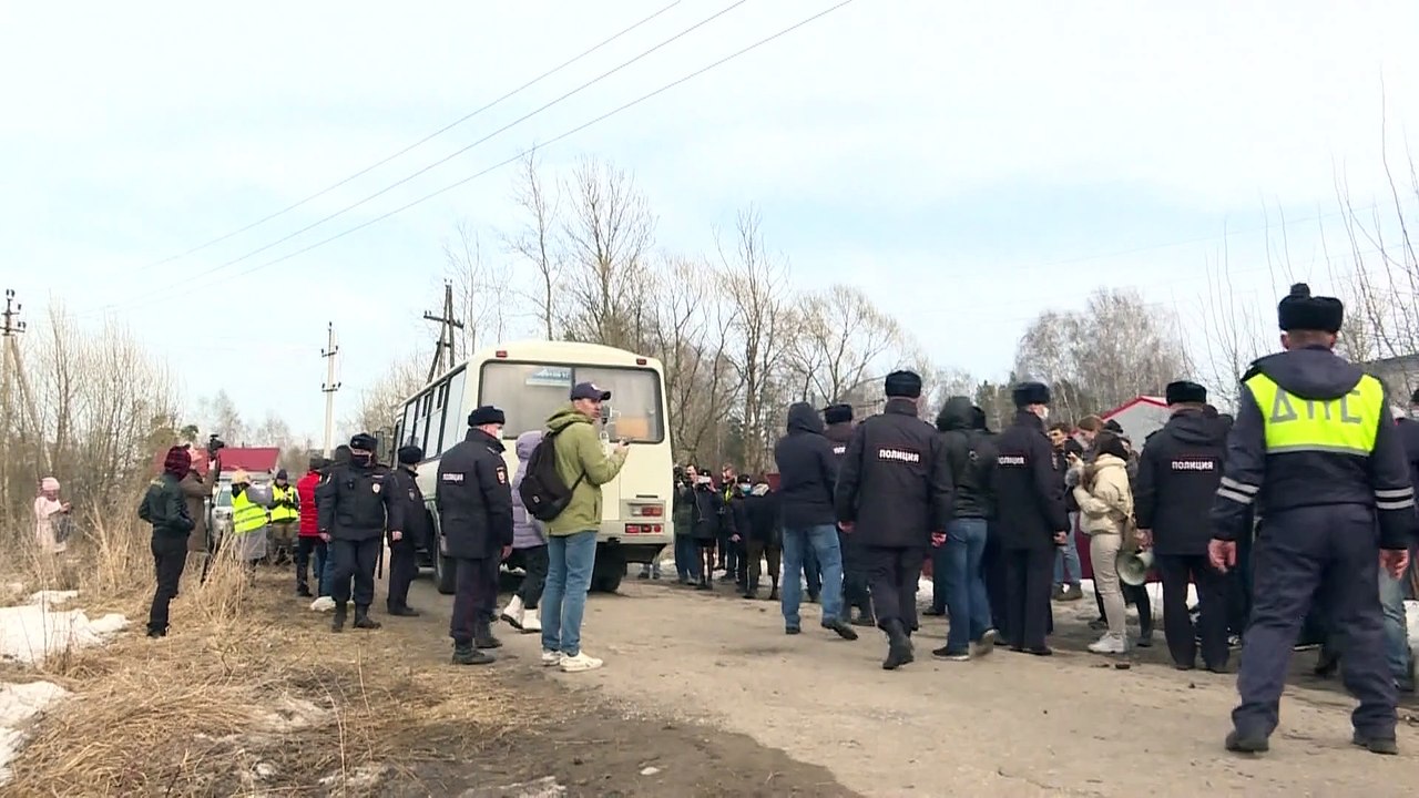 Les partisans de Alexeï Navalny, malade, arrêtés devant sa prison