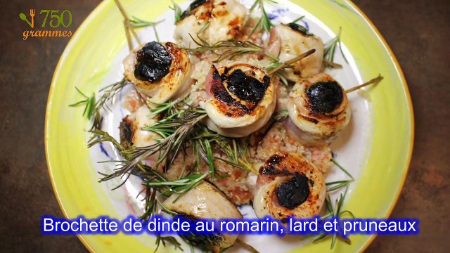 Brochette de dinde au romarin, lard et pruneaux
