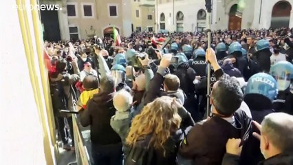 A Roma, di fronte a Montecitorio, la disperazione dei ristoratori