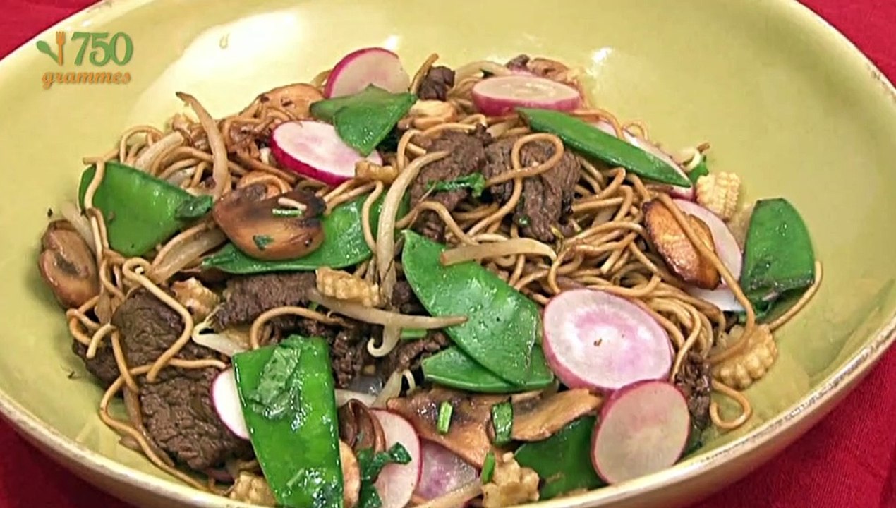 Nouilles sautées, légumes et boeuf caramélisé