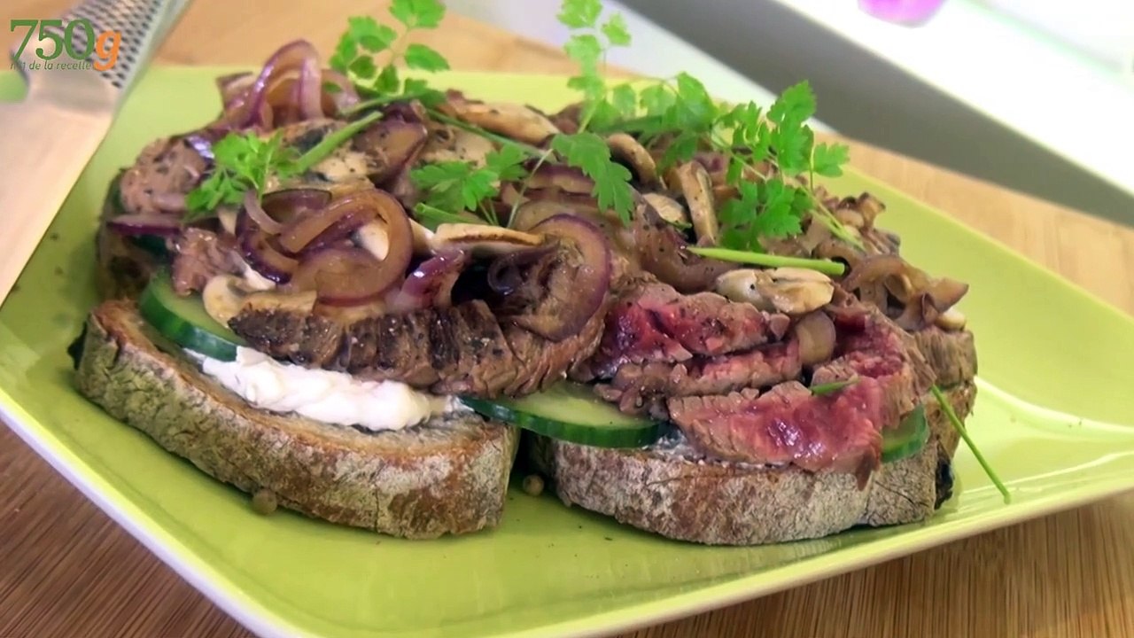 Open steak sandwich